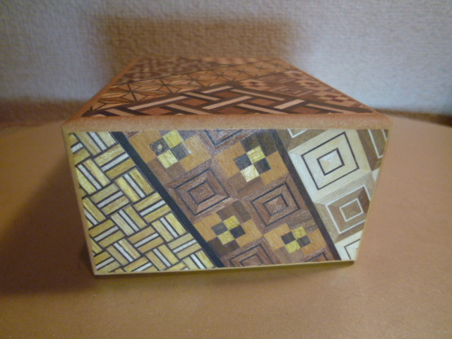 箱根寄木細工 伝統的工芸品 からくり秘密箱 ４回仕掛け　新品同様・展示品_各側面の写真です。