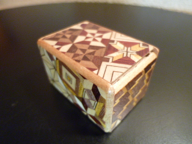 希少 箱根寄木細工 伝統的工芸品 からくり秘密箱 1４回仕掛け ミニミニサイズ 新品同様・展示品の画像6