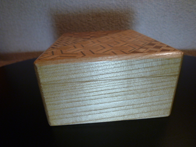 箱根寄木細工 伝統的工芸品　小物入れ　 未使用・展示品_本体と蓋の木目が繋がっています。