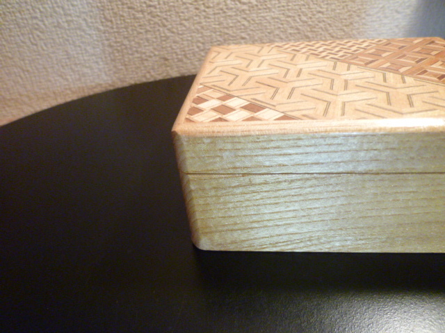 箱根寄木細工 伝統的工芸品　小物入れ　 未使用・展示品_左端若干の擦れあり。