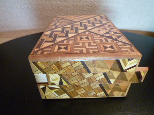 箱根寄木細工 伝統的工芸品 からくり秘密箱 12回仕掛け　美品・展示品_側面写真です。