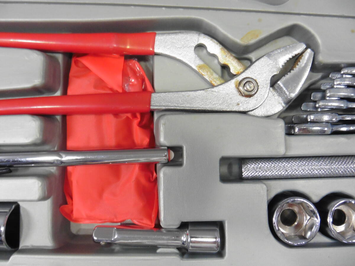手工具 車型ケース 工具セット ソケットレンチ プライヤー ペンチ等 保管品 S80の画像4