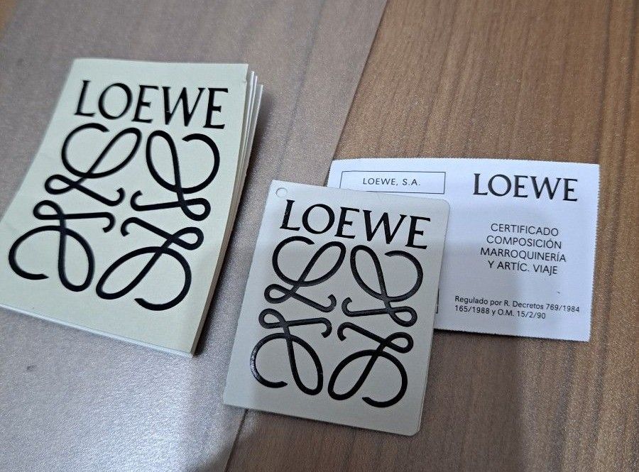 未使用 LOEWE カーフスキンバックパック ボディバッグ 斜め掛けバッグ レザー ショルダーバッグ ワンショルダーバッグ 大容量