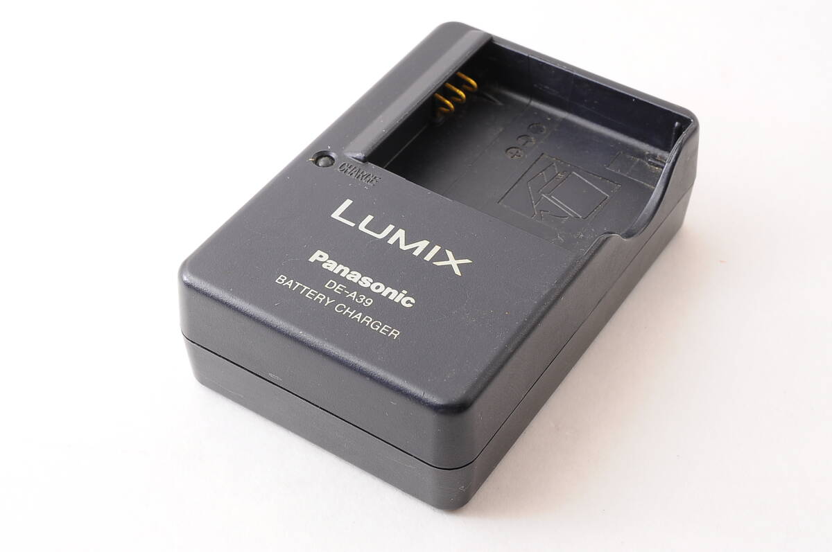 純正 Panasonic LUMIX DE-A39 バッテリーチャージャー 充電器 @3081_画像1