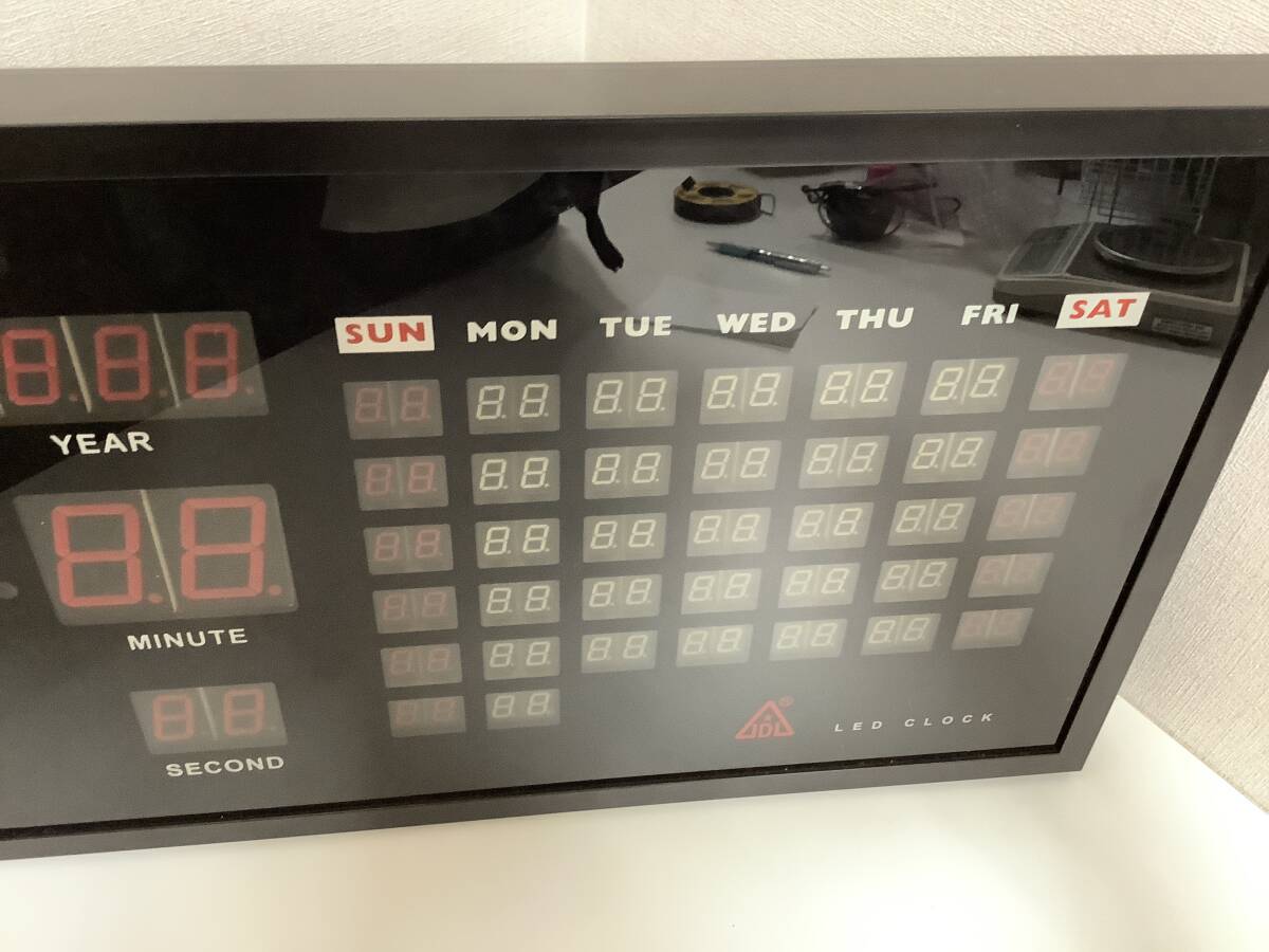 1621◆LED時計 LEDデジタル掛け時計 デジタルカレンダー付き 大型 インテリア レトロ 通電確認済みの画像4