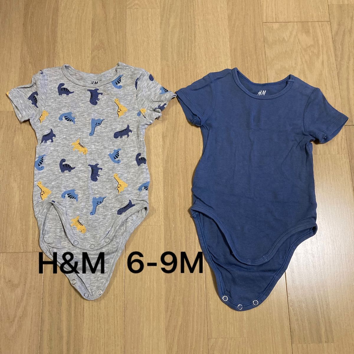 H&M 半袖　Tシャツ　ボディスーツ（6-9M）2枚セット（恐竜）