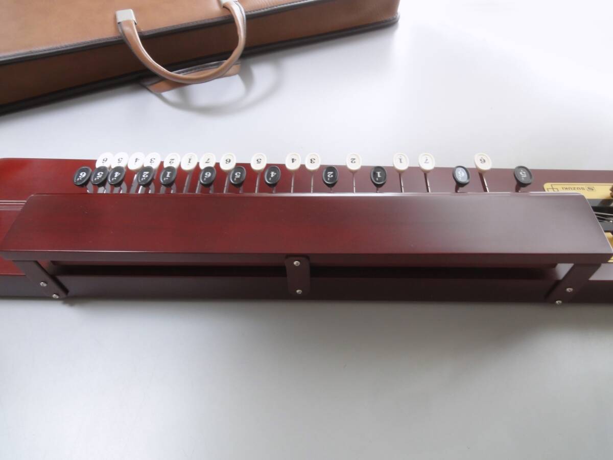弦楽器 SUZUKI 大正琴 特松 5弦 27鍵 ブラウン 鈴木楽器製作所 箱型 ソフトケース付き 和楽器 中古現状品の画像7