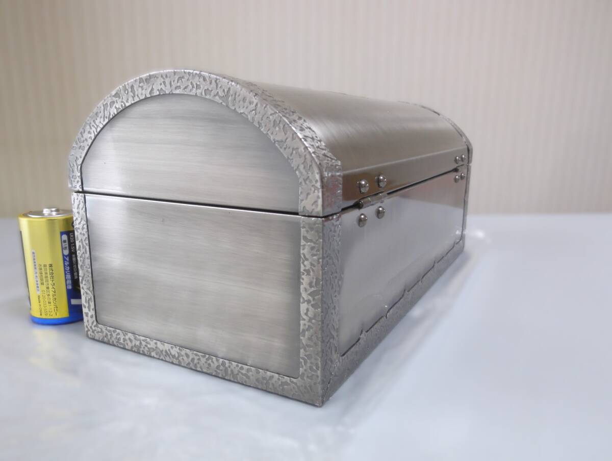 空ボックス ヘネシー ナポレオン HENNESSY 宝箱型ボックス シルバーカラー 内側布張り 古品の画像4