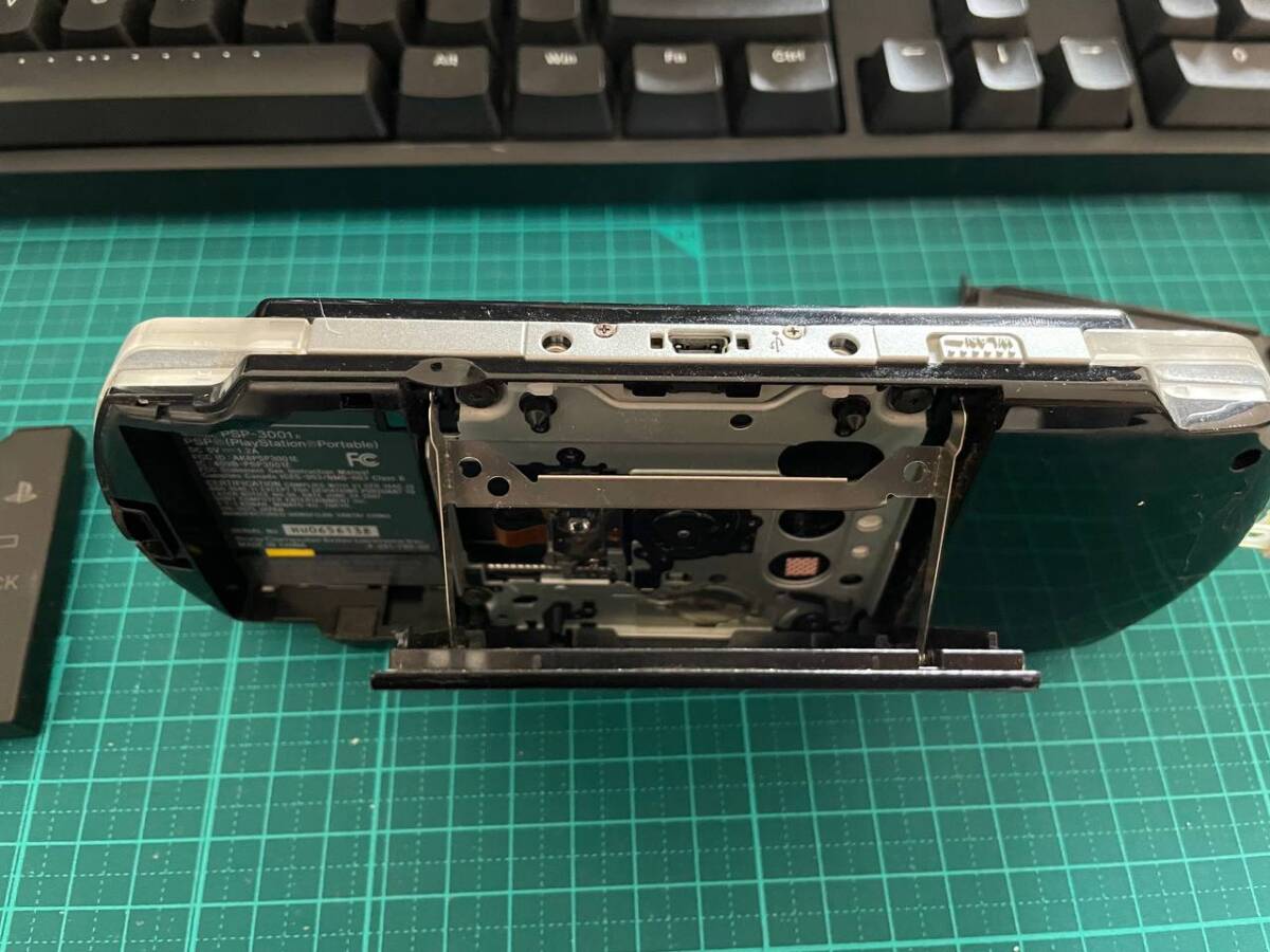 【ジャンク】 PSP-3000 PSP-3001 ブラック Memory Stick 16GB付き 動作確認済みの画像6