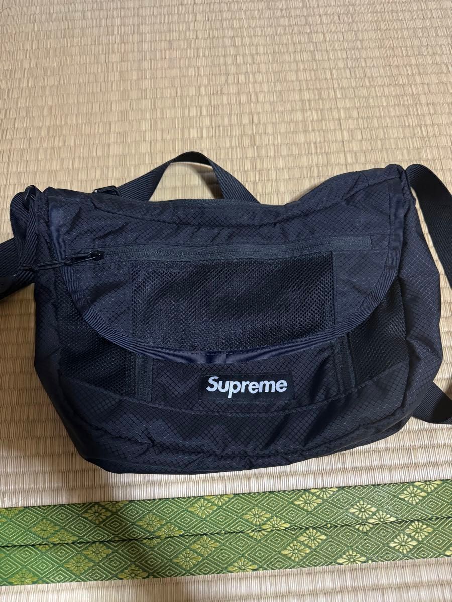 supreme 2022ss 引き寄せ small messenger bag ブラック supreme 2022ss 引き寄せ small messenger bag ブラック