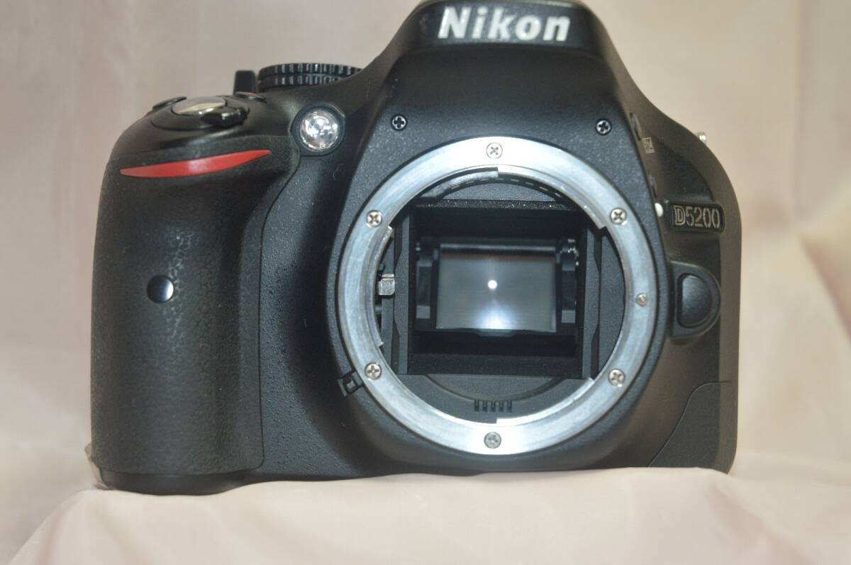 [ Junk ]NIKON D5200 body only Schott number approximately 8 thousand 2 100 sheets 