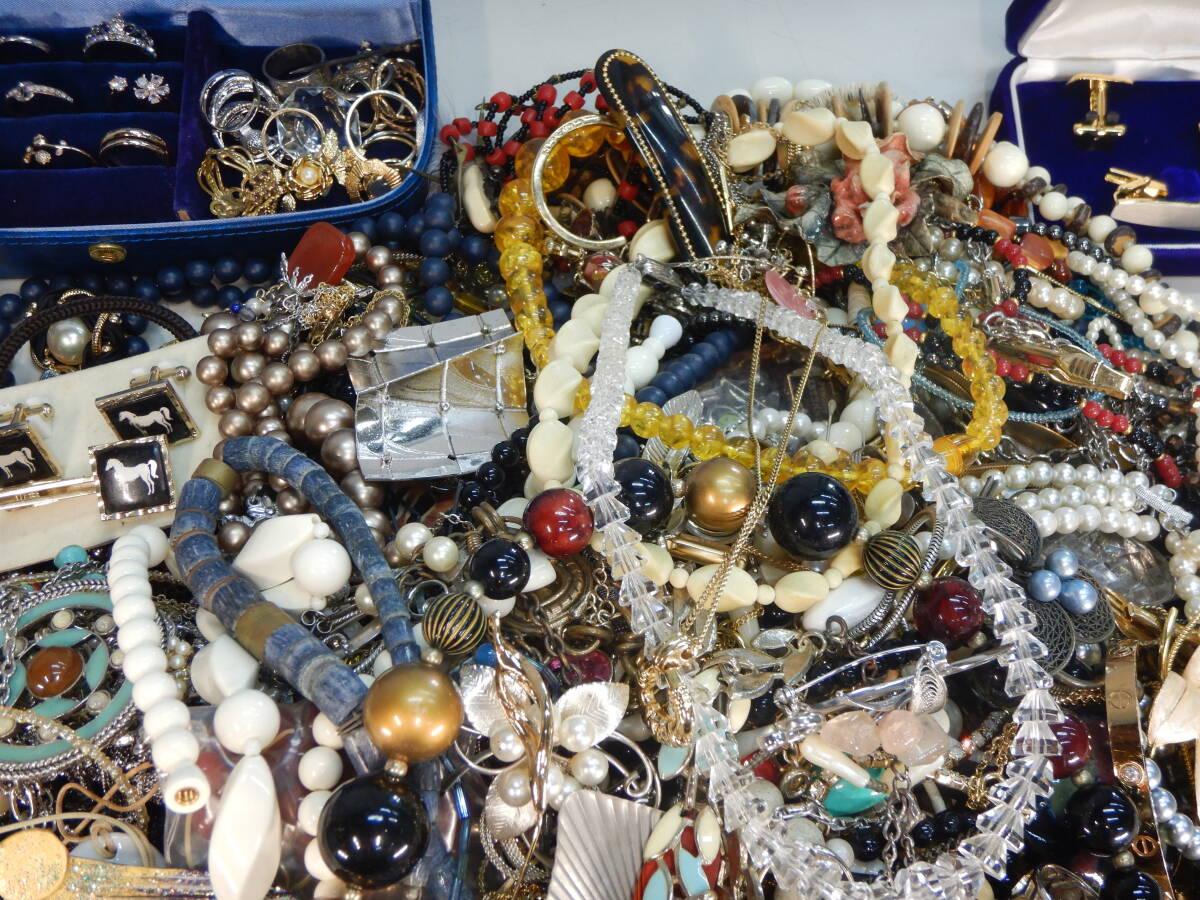 アクセサリー大量まとめ売り☆ネックレス・ブローチ・指輪・カフス・タイバー等約11kg☆珊瑚・鼈甲・真珠・水晶等含む ジャンク扱の画像3