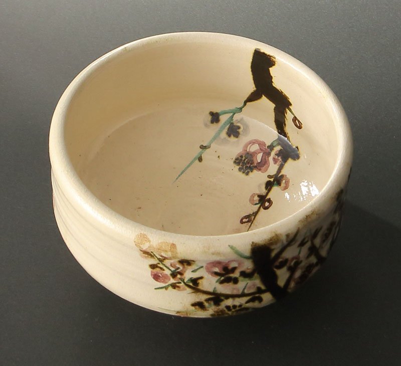 【丸藤】細見古香庵 白釉梅花図茶碗 共箱（茶道具 陶磁器 陶芸 梅 季節 実業家 茶人）_画像4