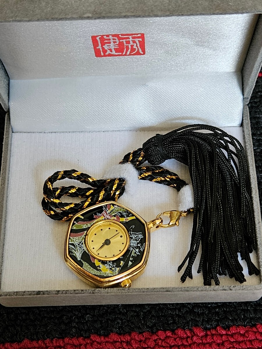 健秀 懐中時計 和装用 飾り紐付き 黒金 A0824_画像1