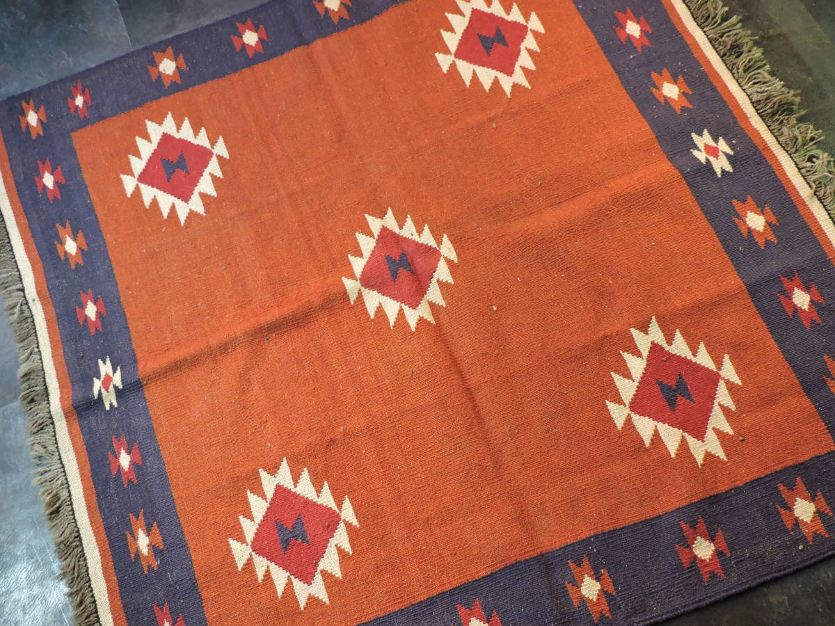 A065☆キリム　手織り　ウール　ラグ　絨毯　アンティーク　一点物　タペストリー　サイズ約133x131 　オレンジベースｘネイビー☆_画像2
