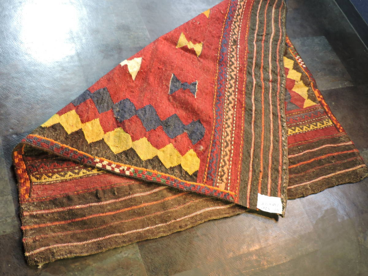 A066☆キリム 手織り ウール ラグ 絨毯 アンティーク 一点物 タペストリー サイズ約１３０x１２６  赤ベース柄☆訳アリ格安！の画像10
