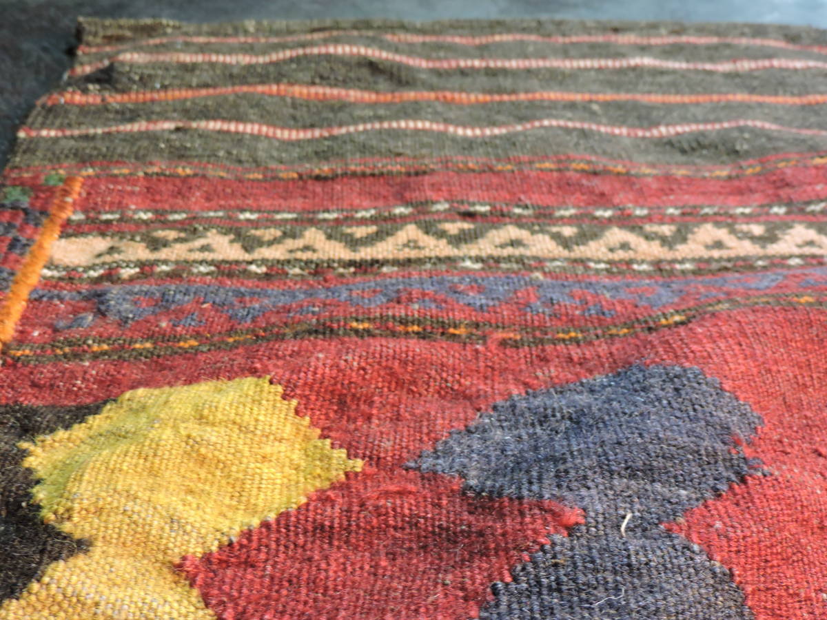 A066☆キリム 手織り ウール ラグ 絨毯 アンティーク 一点物 タペストリー サイズ約１３０x１２６  赤ベース柄☆訳アリ格安！の画像7