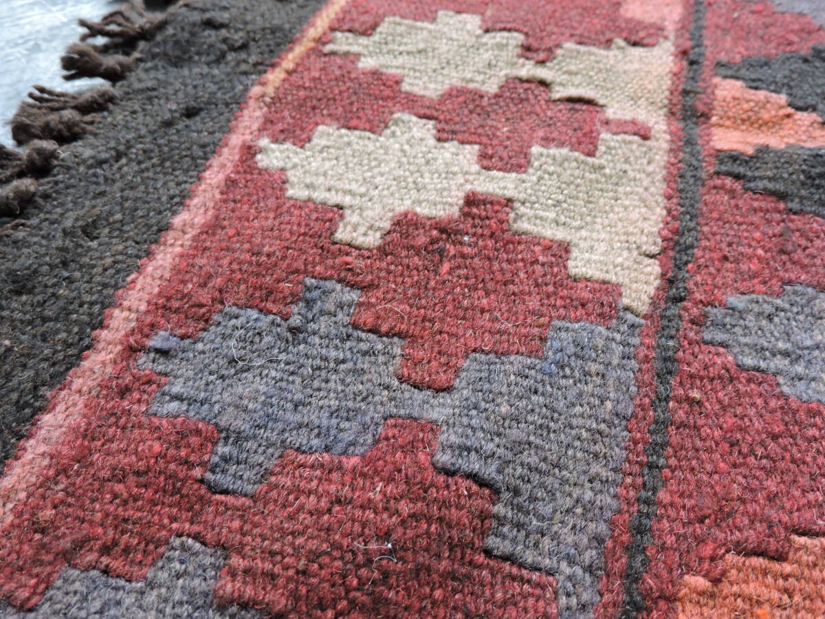 A074☆キリム 手織り ラグ 絨毯 アンティーク 一点物 サイズ約173ｘ90 レッド・ピンク・ブラック等 玄関マット 民族 民芸☆の画像6