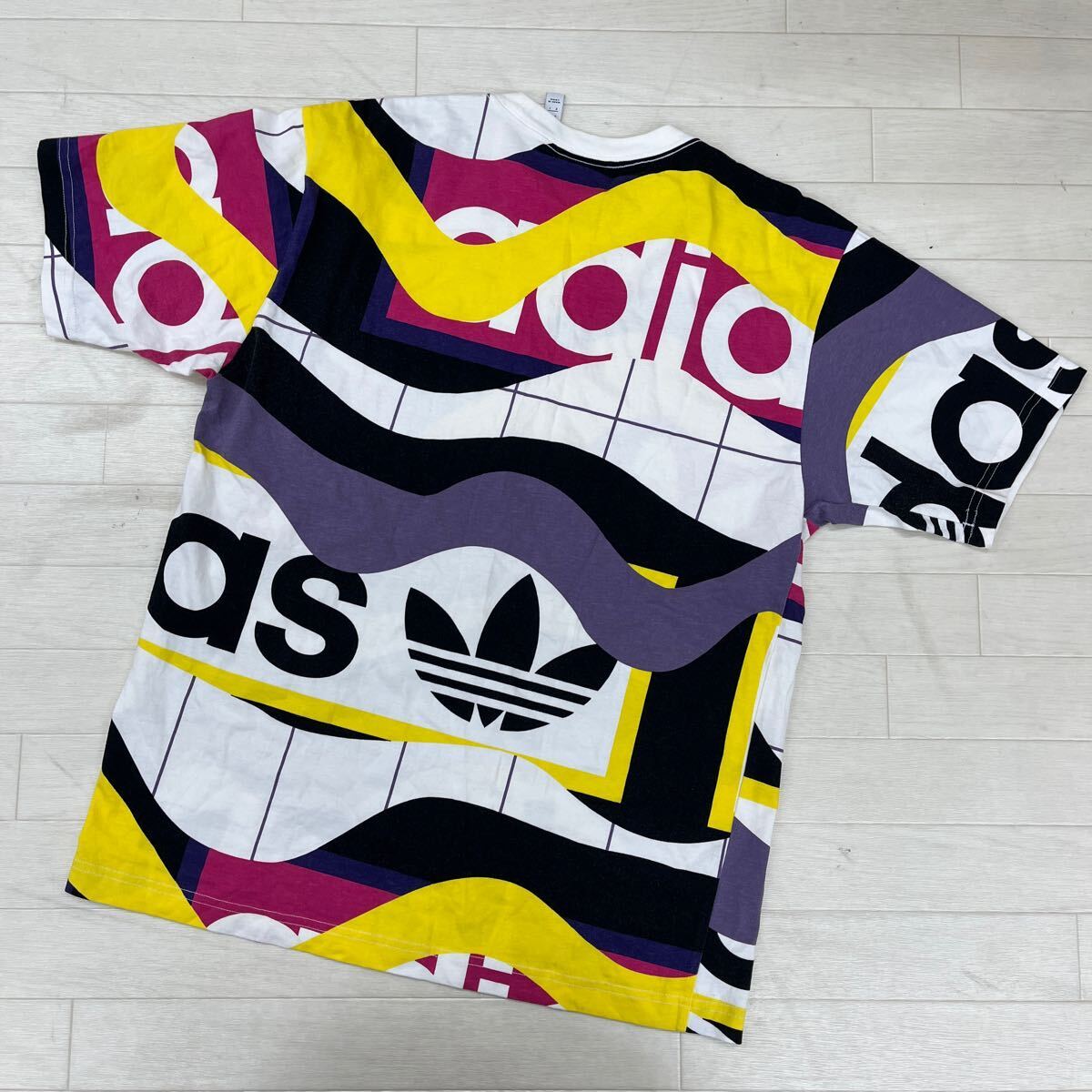 1409◎ adidas アディダス トップス Tシャツ クルーネック 半袖 コットン 100 総柄 カジュアル マルチカラー メンズ0_画像2