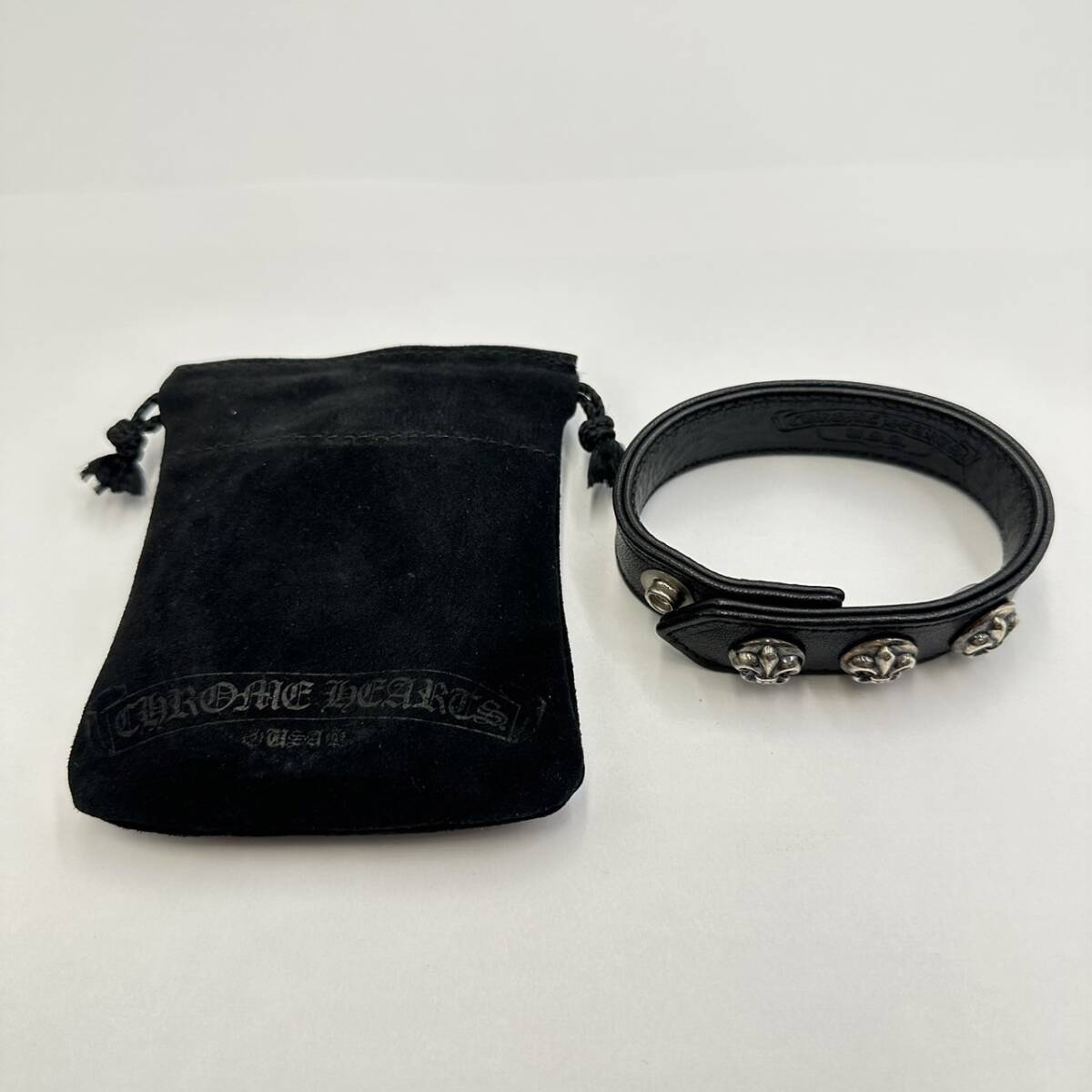 C123-SK14-801 CHROME HEARTS クロムハーツ ブレスレット 革 レザー ブラックカラー 3ボタン2スナップ アクセサリー メンズ ①の画像1