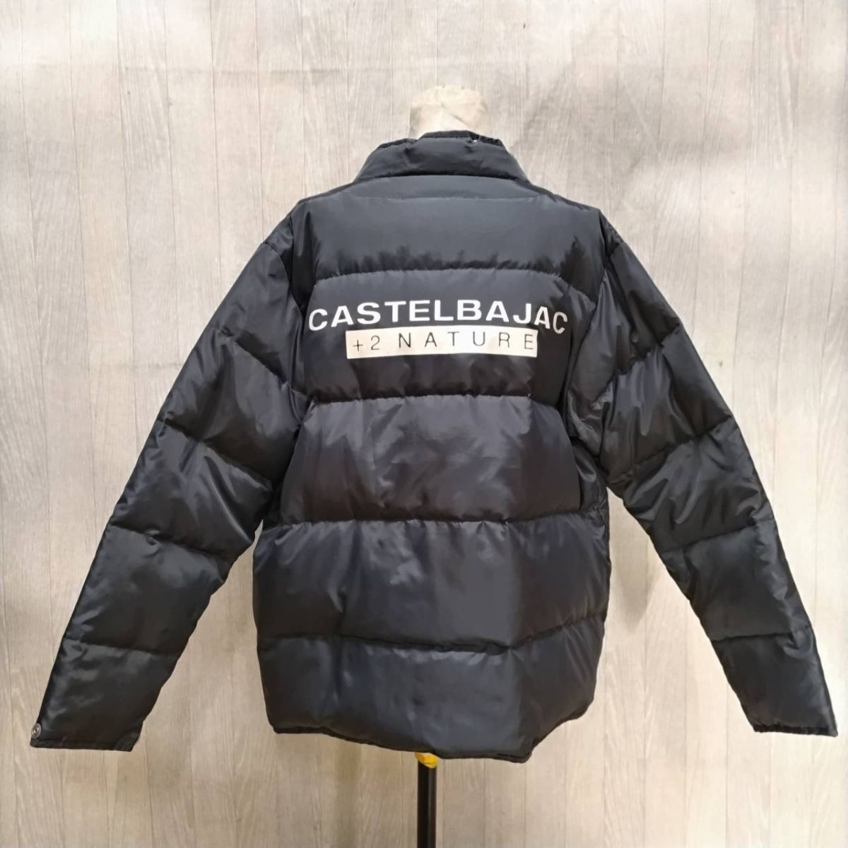 E640-SB2-900 CASTELBAJAC +2 NATURE カステルバジャック ダウンジャケット ブラック 表記サイズ2 着丈約65cm 肩幅約58cm 袖丈約58cm ⑥の画像2