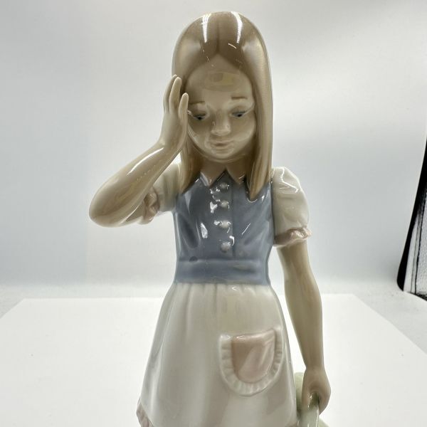 E142-T140856-2 LLADRO リヤドロ 花を落とした少女 フィギュリン 陶器 人形 陶器人形 置物 全長(約)22.5cm ①_画像2