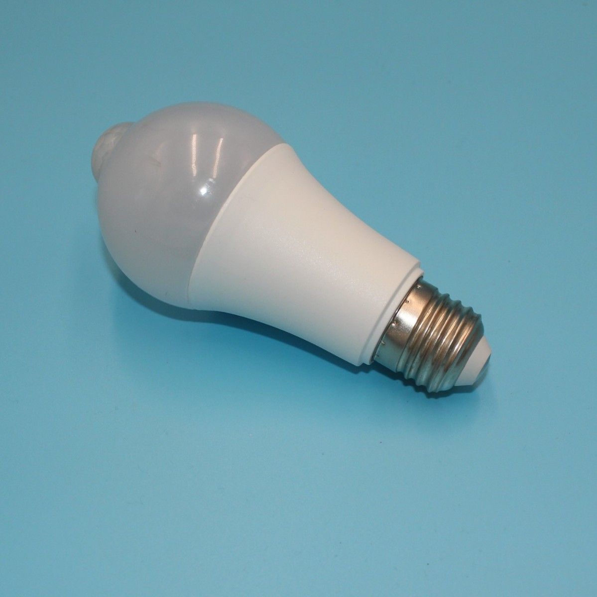 LED電球 人感明暗センサー付 E26 9W 6500K 1個 昼光色ホワイト 明るさ80W相当 自動点灯/消灯 センサーライト