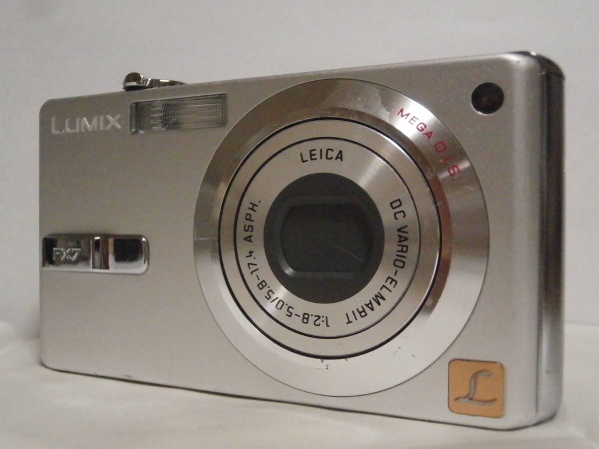 デジカメ Panasonic LUMIX DMC-FX7 シルキーシルバー (5.0メガ) 3366_画像1