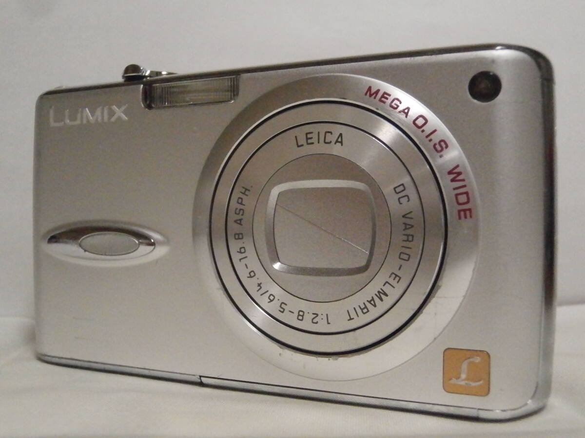 デジカメ Panasonic LUMIX DMC-FX01 シルキーシルバー (6.0メガ) 4029の画像1