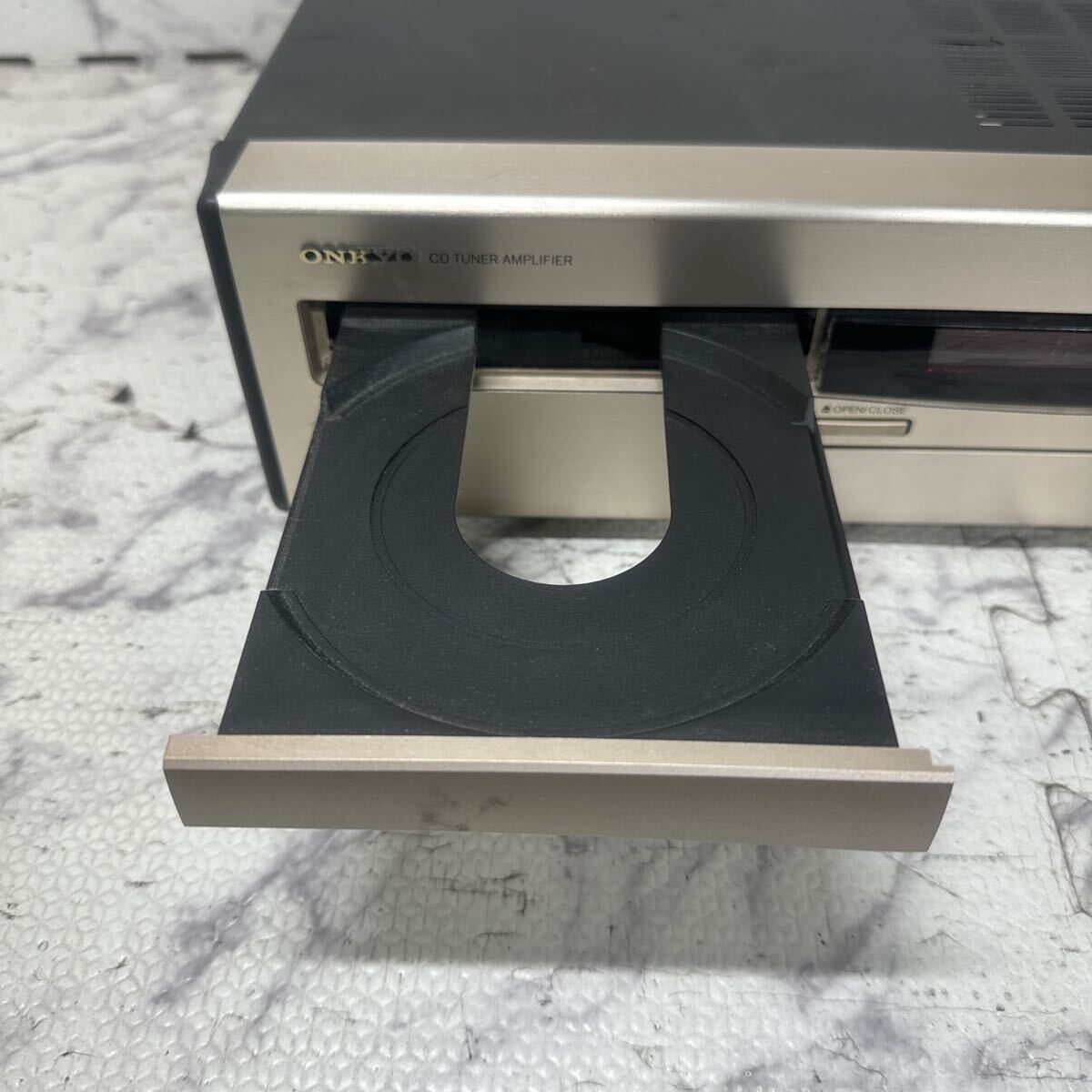 MYM4-138 激安 ONKYO CD TUNER AMPLIFIER CR-70 通電OK 中古現状品 ※3回再出品で処分の画像2