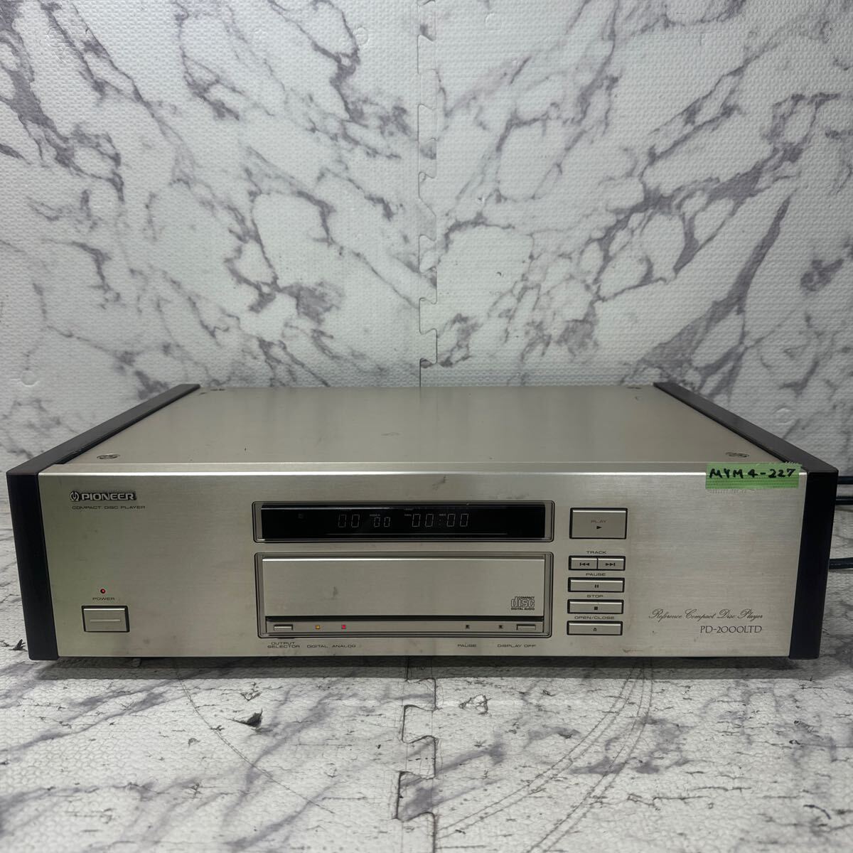 MYM4-227 激安 PIONEER COMPACT DISC PLAYER PD-2000LTD CDプレーヤー 通電OK 中古現状品 ※3回再出品で処分_画像1