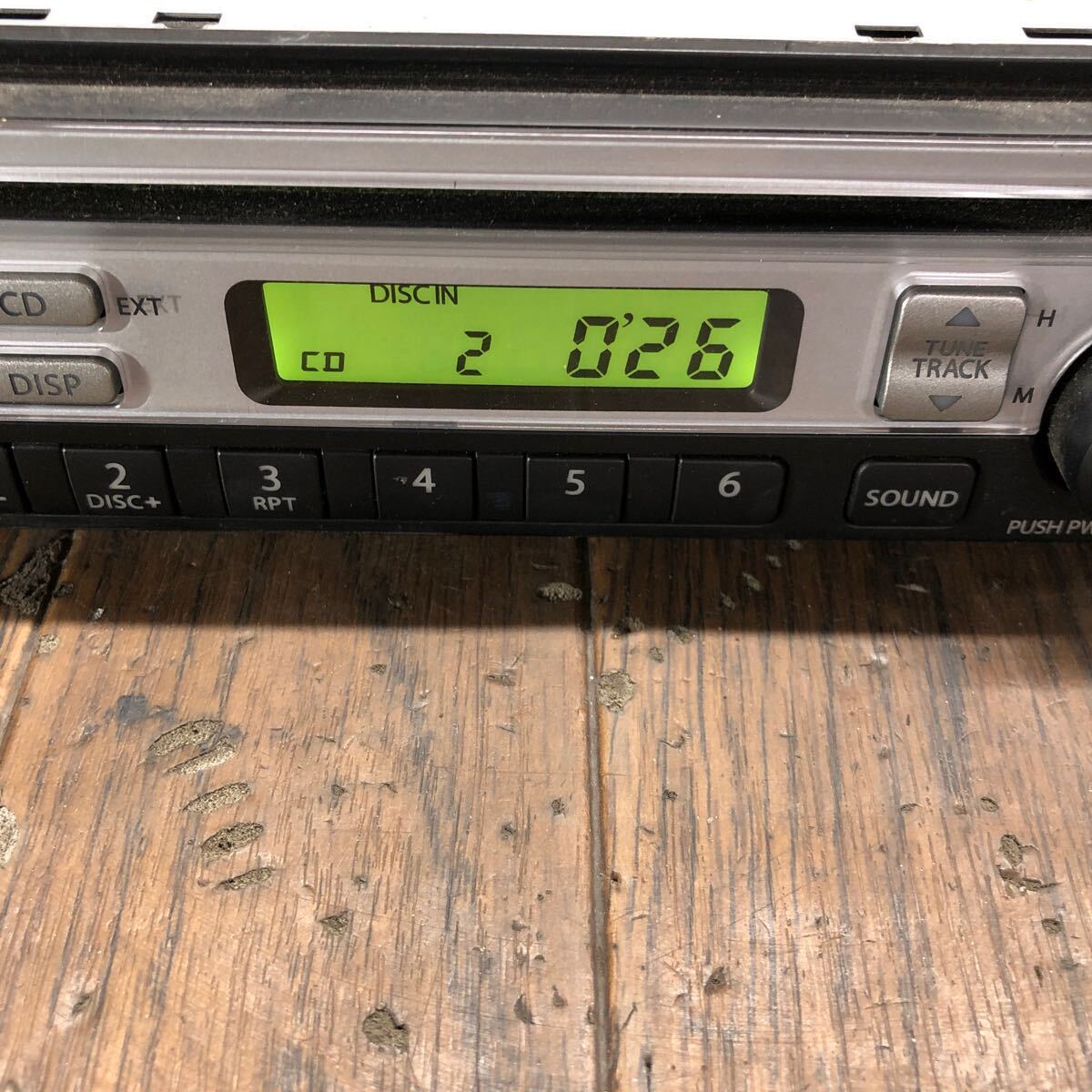 AV4-140 激安 カーステレオ CDプレーヤー SUZUKI 39101-58J01-JS8? CD FM/AM 本体のみ 簡易動作確認済み 中古現状品_画像2