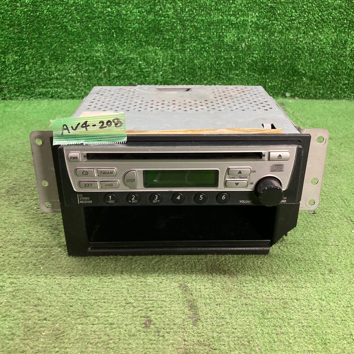 AV4-208 激安 カーステレオ SUZUKI 39101-83H00-JS8 887240064951 CD ボックス付き 通電未確認 ジャンク_画像1