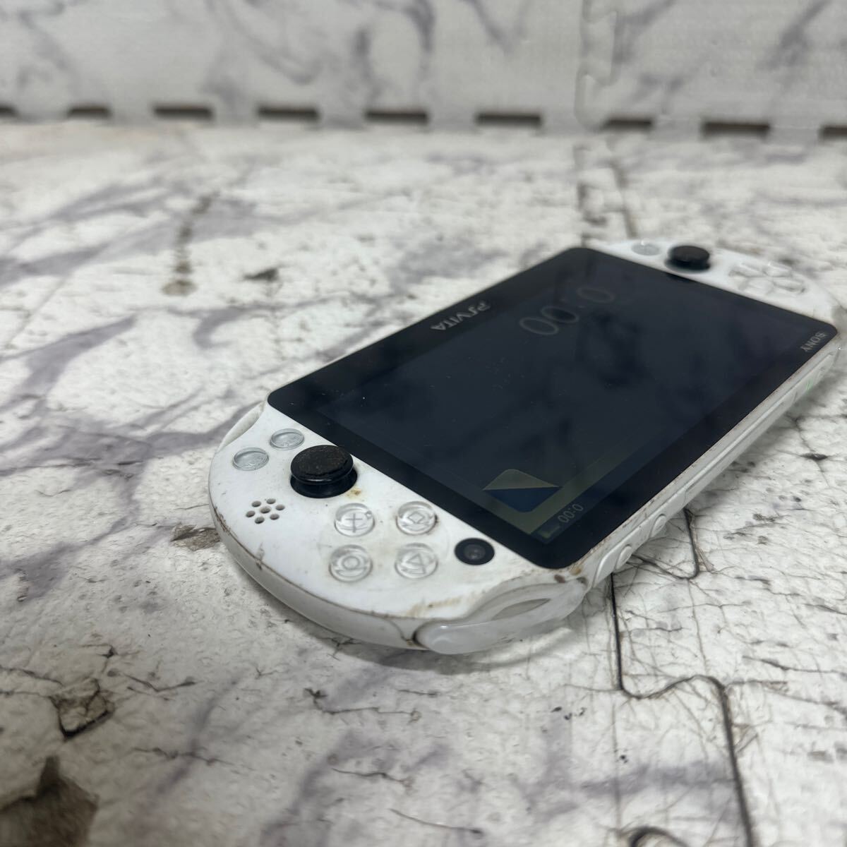 MYG-1634 激安 ゲー厶機 PS VITA 本体 SONY PSVITA PCH-2000 通電、起動OK ジャンク 同梱不可の画像4