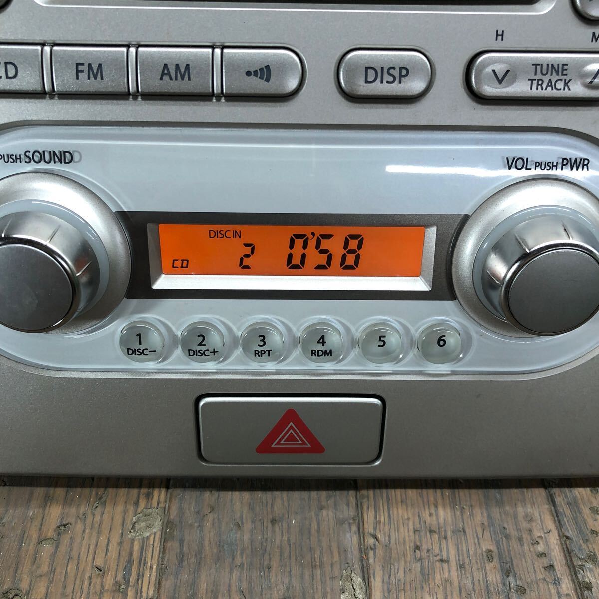 AV4-666 激安 カーステレオ スズキ MRワゴン 日産 モコ SANYO 39101-81J0X-CTZ CDF-R3012A CD FM/AM 本体のみ 簡易動作確認済み 中古現状品_画像2