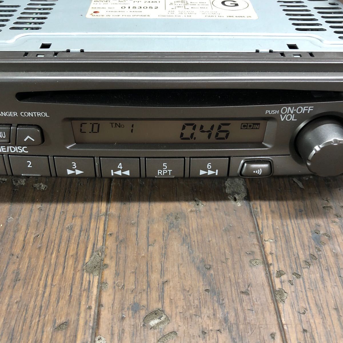 AV4-683 激安 カーステレオ CDプレーヤー NISSAN clarion PP-2448T 0153052 CD FM/AM 本体のみ 簡易動作確認済み 中古現状品_画像2