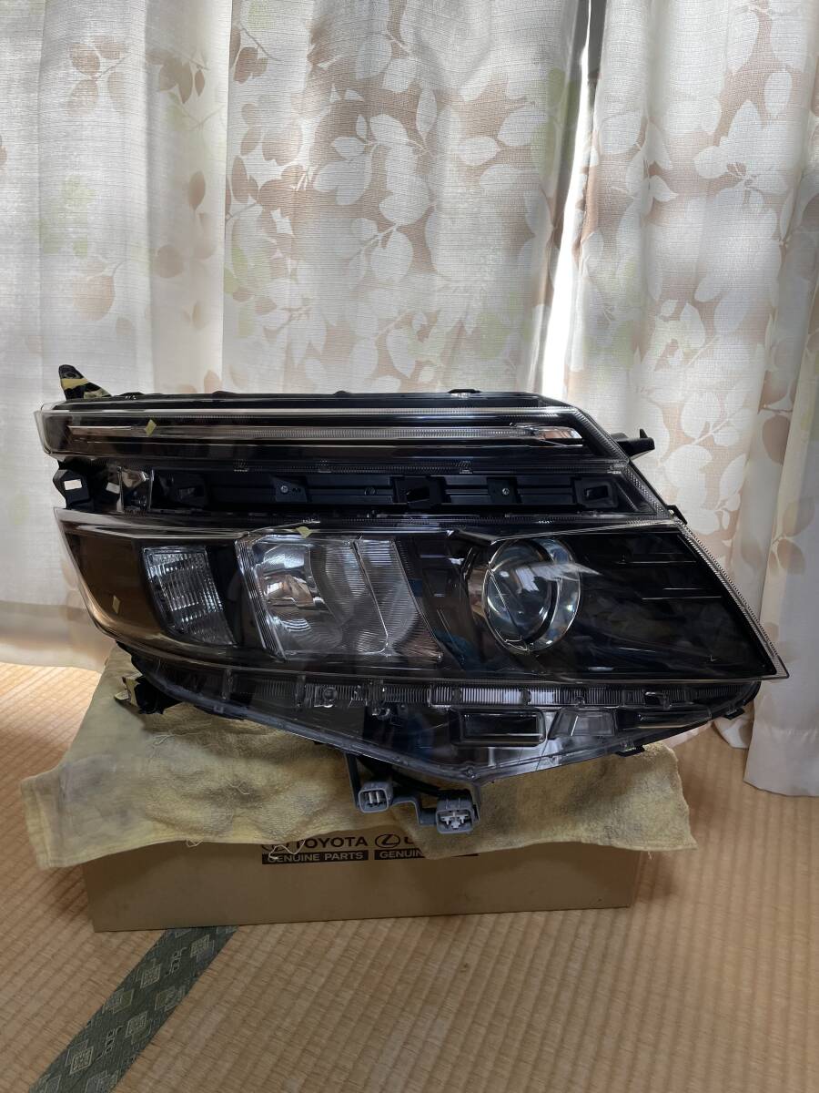 トヨタ純正 ヴォクシー(80系) 前期 LEDヘッドランプ 右側 破損.割れあり 81130-28D20 中古の画像1
