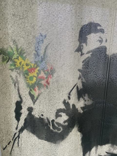 Banksy バンクシー 壁掛けアート のれん インテリア 日本製 BRNDALSED 85cm巾X150cm丈 (フラワーボンバー)_画像3