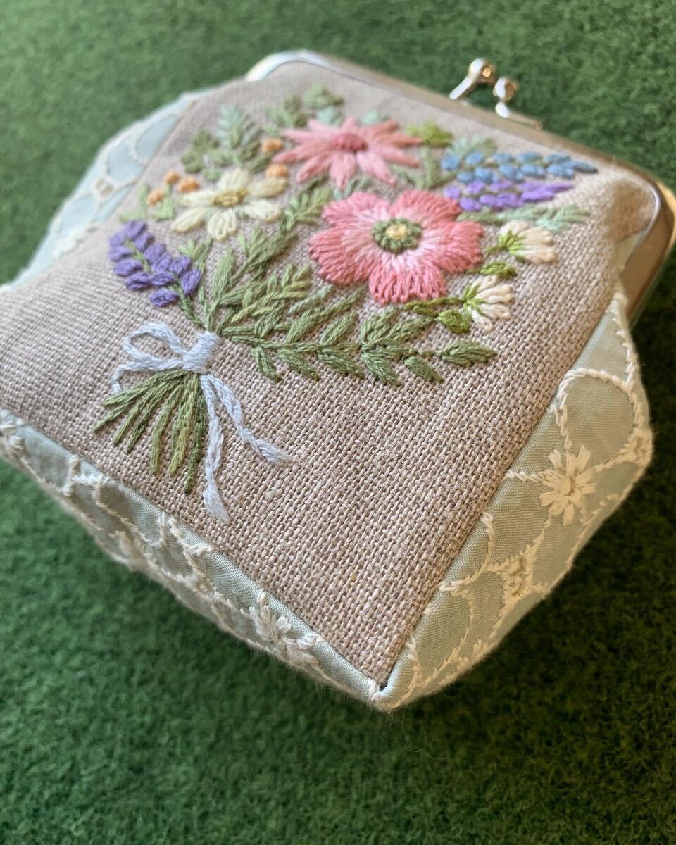 手刺繍 の ハンドメイド がま口ポーチ +リネン+ 10センチ口金の画像10