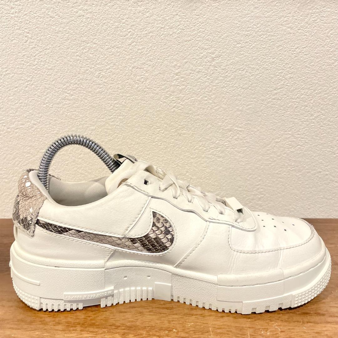 NIKE WMNS AIR FORCE 1 PIXEL SE ナイキ エア フォース ワン ピクセル パイソン CV8481-101 ローカットスニーカー 22.5cm の画像5