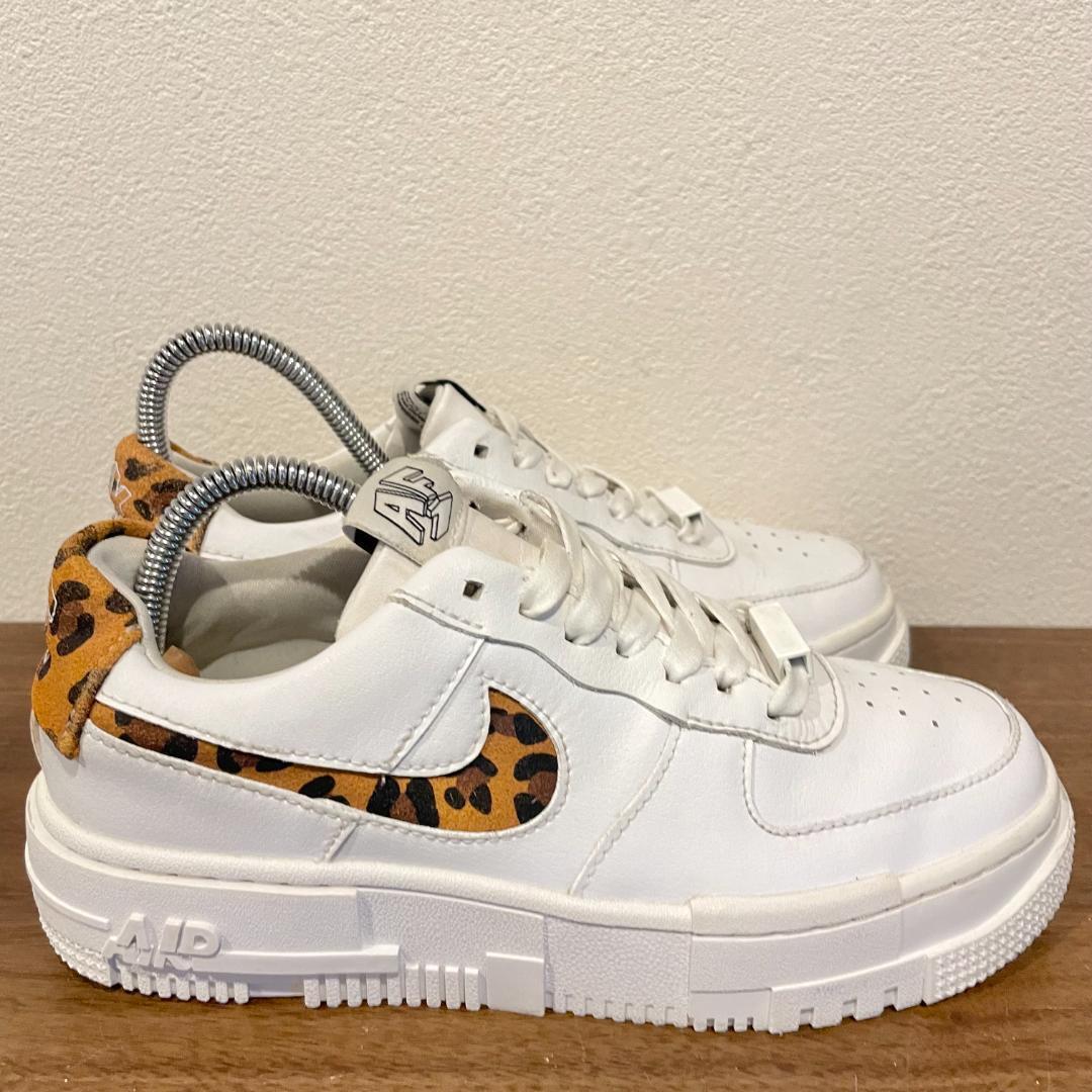 NIKE WMNS AIR FORCE 1 PIXEL SE ナイキ エア フォース ワン ピクセル レオパード CV8481-100 レディース ローカットスニーカー 22.5cm の画像3