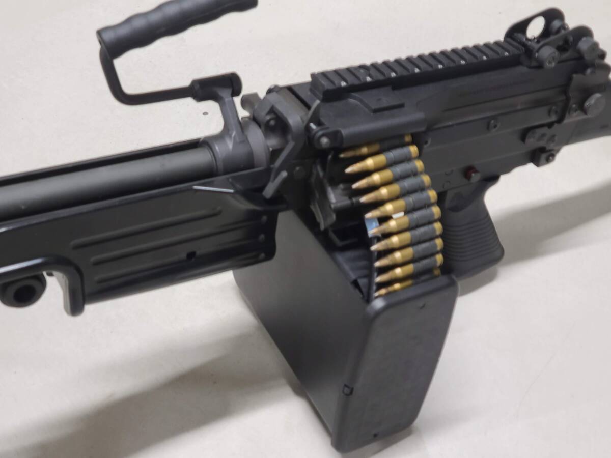 VFC M249 GBBR (JP Version) BOX型ガスタンク+PARAストック+20inアルミCNCアウターバレルセット+スペアマガジン MINIMI ガスブローバックの画像4