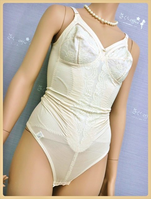 CM1-32H#/Triumph/to Lynn p!D cup! non wire .... not. . beautiful! black chi opening and closing * body suit * most low price . postage .. packet 210 jpy 