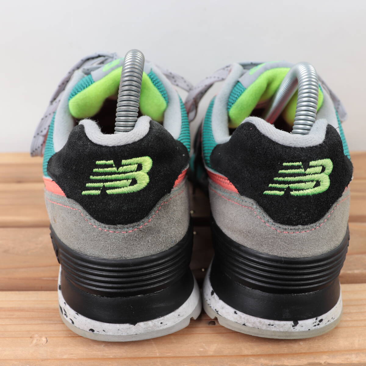 z1522【574】ニューバランス US9 26.0cm/黒 ブラック グリーン オレンジ newbalance レディース スニーカー 中古_画像3