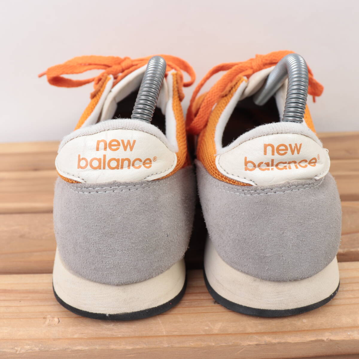 z1637【620】ニューバランス US7 25.0cm/オレンジ クリーム グレー newbalance メンズ ユニセックス スニーカー 中古_画像3