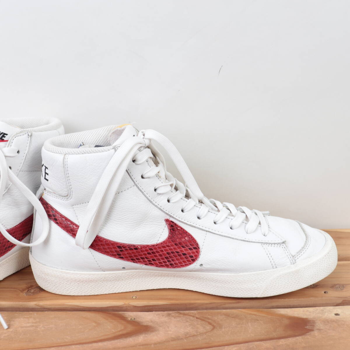 z1623 ナイキ ブレーザー ミッド 77 US9 27.0cm/白 ホワイト 紺 赤 スネーク柄 NIKE BLAZER MID 77 メンズ スニーカー 中古_画像3