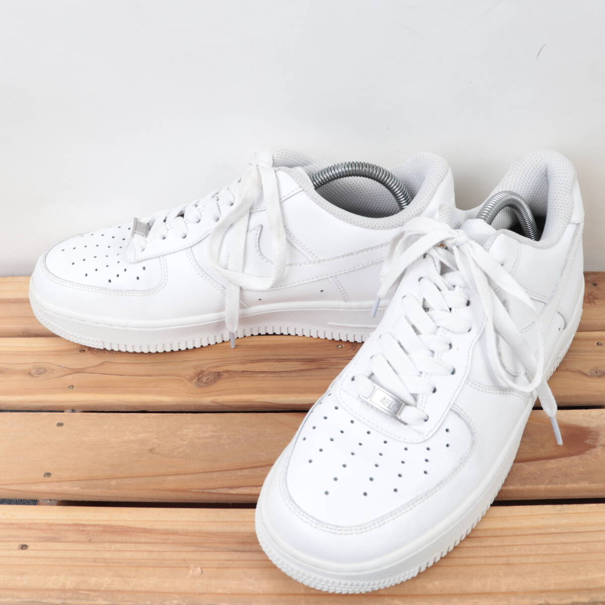 z1675 ナイキ エアフォース1 US9.5 27.5cm/白 ホワイト NIKE AIRFORCE1 メンズ スニーカー 中古の画像1