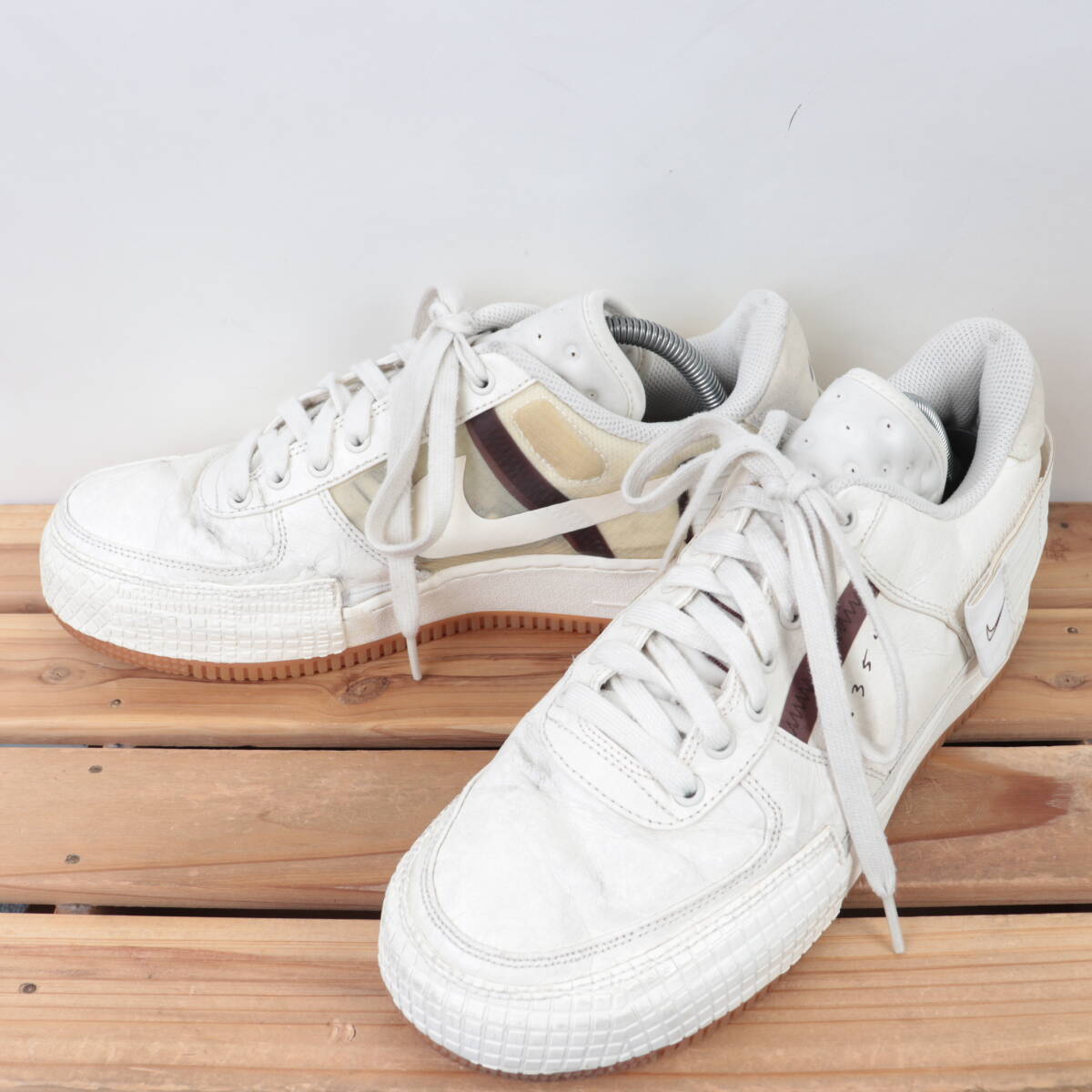 z1888 ナイキ エアフォース1 ロー タイプ US9 27.0cm/クリーム 白 ブラウン NIKE AIRFORCE1 LOW TYPE メンズ スニーカー 中古_画像1