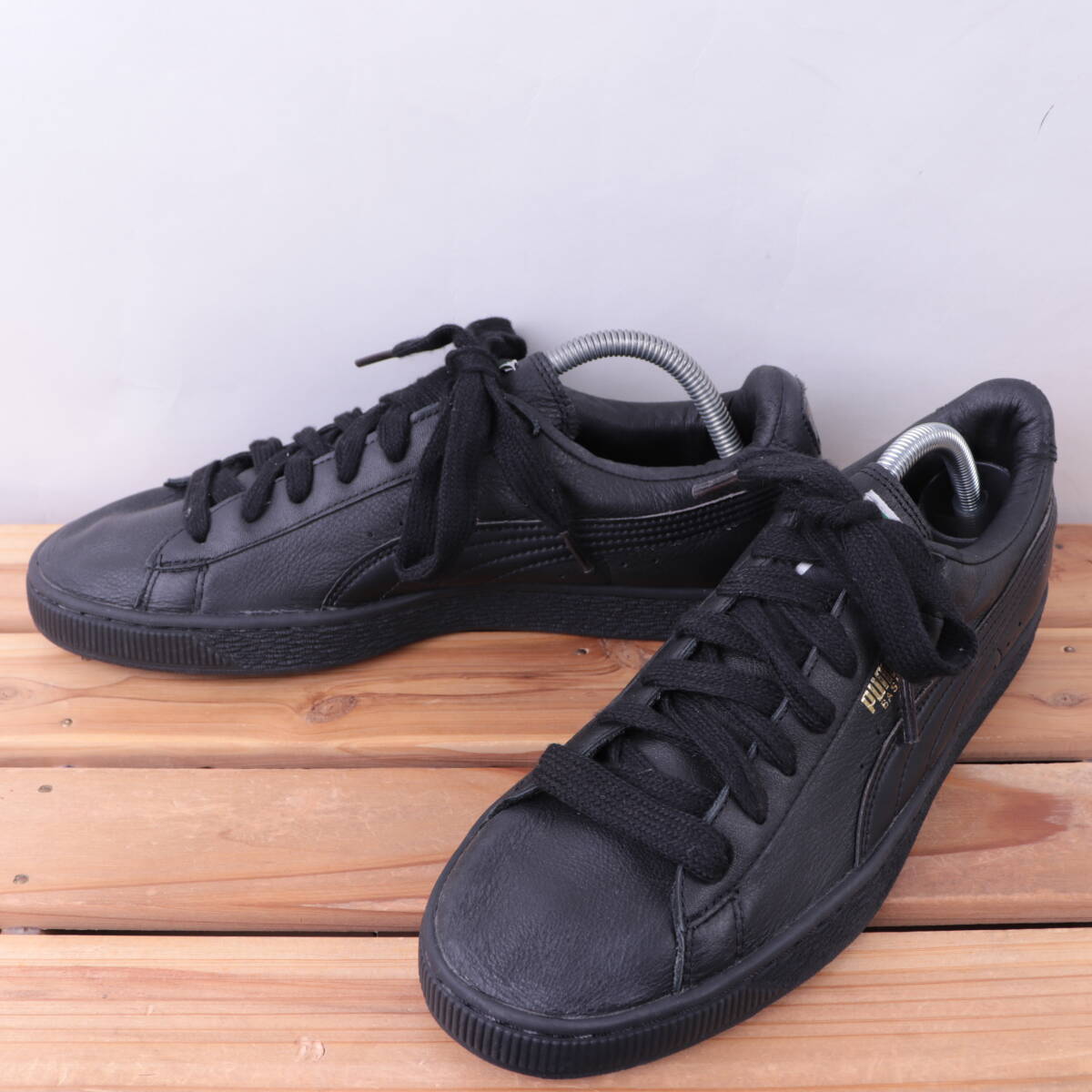 z1985 プーマ バスケットクラシックLFS US9.5 27.5cm/黒 ブラック 金 PUMA Basket Classic LFS メンズ スニーカー 中古_画像1