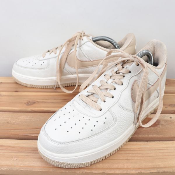 z1853 ナイキ エアフォース1 US8.5 26.5cm/クリーム ベージュ系 NIKE AIRFORCE1 AF1 LOW メンズ スニーカー 中古の画像1